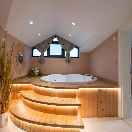 Luxury And Special Design In Hisaroenue Center -villa Bling Premium